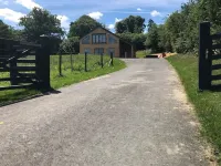 Unique 3 bed cabin with hot tub on Welsh border. Hotels in Presteigne
