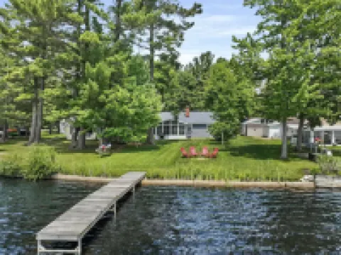 Cozy private lakefront cottage, pet-friendly, short drive to Traverse City