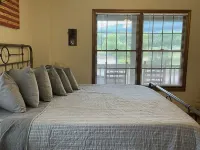 Sensational Sunrise Views overlooking golf course w/ incredible mountain views! Hotels in Townsend