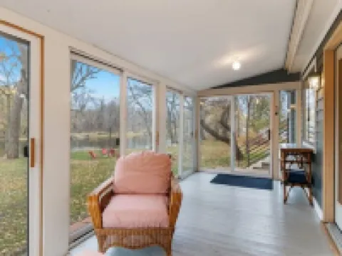 The Rest on the River - projector - fire pit - sunroom - contractors welcome Hoteles en Cedar Falls