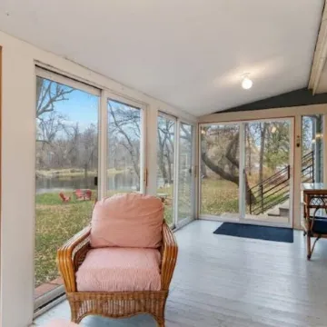 The Rest on the River - projector - fire pit - sunroom - contractors welcome