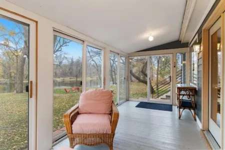 The Rest on the River - projector - fire pit - sunroom - contractors welcome