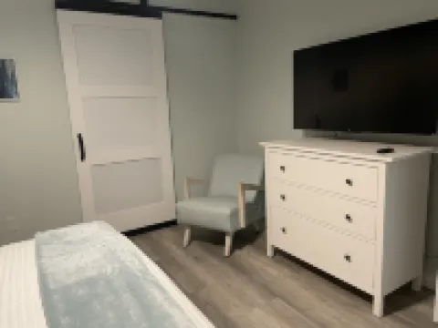 Lake House Artistic Spa-Like Retreat - Quiet Peaceful cul-de-sac - Pet-Friendly! Hotels in Howard Township