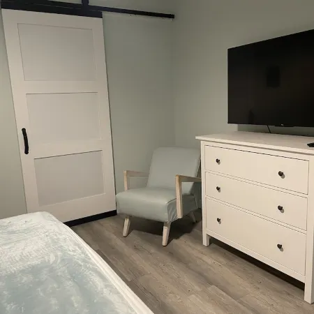 Lake House Artistic Spa-Like Retreat - Quiet Peaceful cul-de-sac - Pet-Friendly! Отели в г. Ховард Тауншип