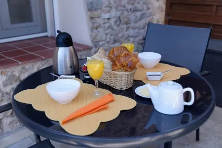 Nice studio 1 pool, terrace overlooking vineyards, quiet and comfortable Отели в г. Синь