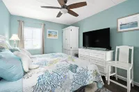 Newly Renovated Condo! Ocean View, Steps to beach, pool, private balcony,A/C