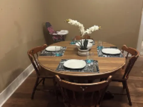 Stay in Our Quaint Cottage Retreat for a Memorable Escape! Hotels in Duncan