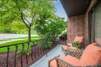 ♛The Broadway Special♛ - 2 Bd/1 Bath Smart-Condo! Hotels in Lansing