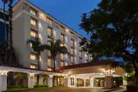 Embassy Suites by Hilton Arcadia-Pasadena Area فنادق في أركاديا