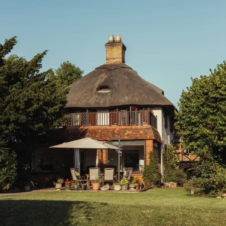 Charming Riverside Cottage - Ideal for Families & Groups, Pool, Gardens & River
