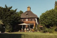 Charming Riverside Cottage - Ideal for Families & Groups, Pool, Gardens & River - Wifi