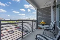 RiverWalk Top Floor City View Apt w/ King Bed, Infinity Pool, Gym & Free Parking