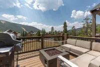 Modern ski house with gourmet kitchen, ski views, hot tub/pool, steps to gondola