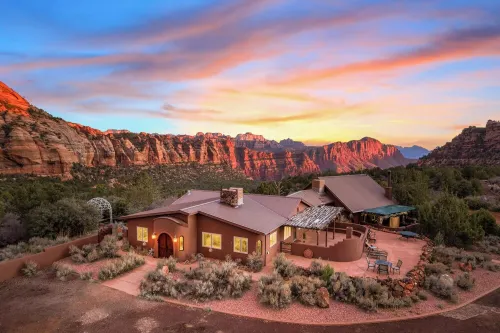 Zion Villa/True North:Actually Located in & Surrounded by ZionNP Secluded10Acres