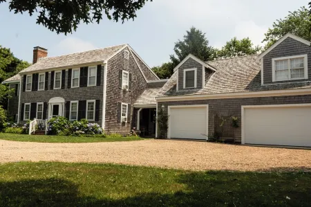 Classic Edgartown Colonial in Lovely Quiet Neighborhood Отели в г. Эдгартаун