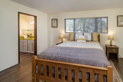 Private, Quiet 2 Bedroom Condo w/ Pool & Hot Tub