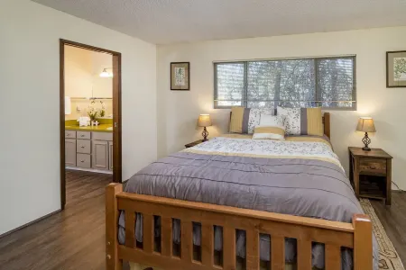 Private, Quiet 2 Bedroom Condo w/ Pool & Hot Tub