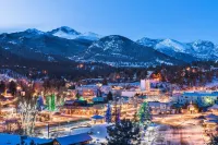 Beautifully Furnished, Clean, Cozy Cabin Next to Rocky! Walk to Rmnp & YMCA