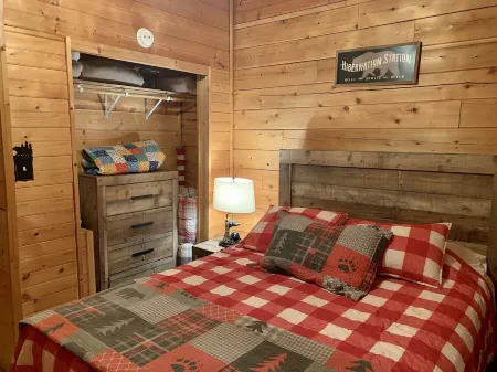 Bear Claw Cove #2 Pet Friendly/HotTub/ Bicycles/Kayaks