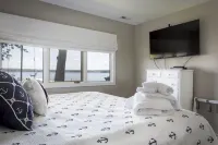 Lavish Lakehouse - Steps to Water-Kayaks, Dock & Boat Hoist, BBQ-Boaters Welcome