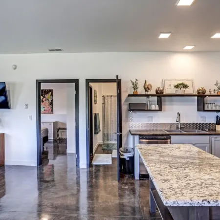 Modern King Suite  Full Kitchen + Washer/Dryer Near Civic Center & Rushmore Mall