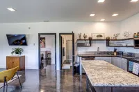 Modern Guest Suite King bed, close to interstate, shopping & restaurants