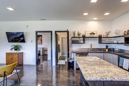 Modern Guest Suite King bed, close to interstate, shopping & restaurants