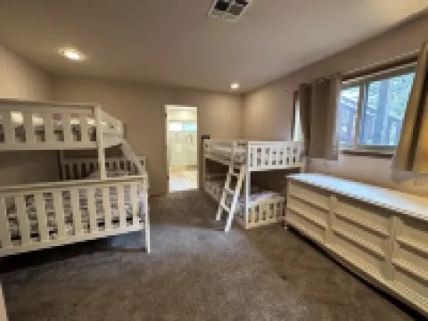 FamilyRetreat, AC, Indoorjacuzzihottub, 7Mins Walk2Village, Lake Access, Sleep15