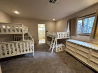 FamilyRetreat, Newaircondition, IndoorSpa, 7Mins Walkvillage Lake Access Sleep15 Hotels near Lake Arrowhead Branch Library
