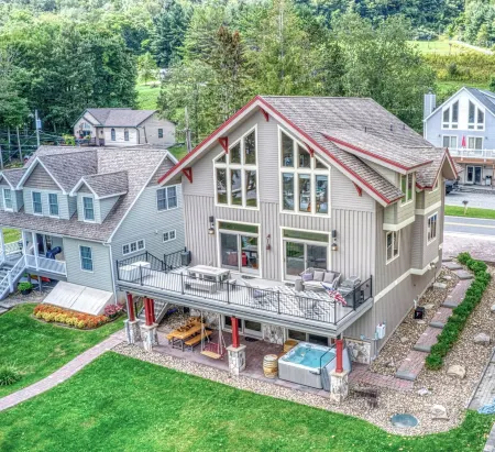 Walking Distance to Wisp. Spacious, 4-bedroom home in the heart of Deep Creek.