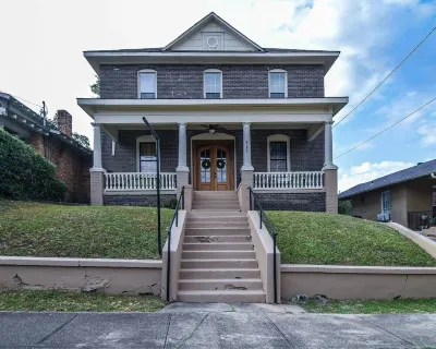 Beautiful Remodel Victorian home located in the heart of down town Hotel in zona The Galaxy Connection