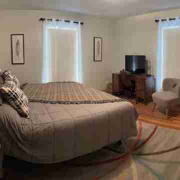 Clean, Fun, Comfy Ranch Home Near Parks, 2.5 mi to Mayo w Pingpong and Playroom Rooms