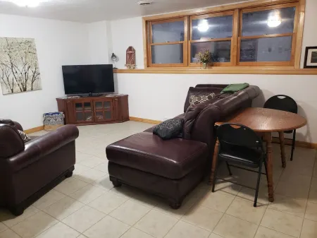 Entire Suite-Short drive to Lambeau, Zoo, Downtown Отели в г. Саамико