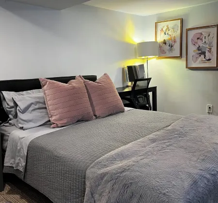 STUDIO apt.  nightly or monthly stays with washer, dryer, work space and WiFi Отели рядом с достопримечательностью «Моррис Арборетум & Гарденс оф Юниверсити оф Пенсильвания»