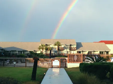 Stylish modern beach view unit, w/ Bch & Pool, dog friendly!