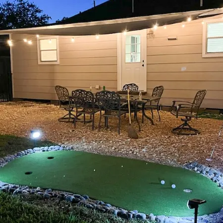 Historic 3 bed, 2bath Bungalow Minutes from IAH with Backyard Putting Green!