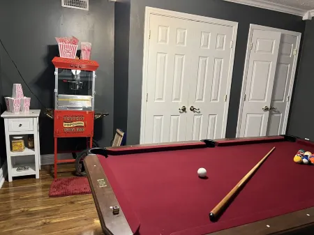 Ranch home American Spa hot tub for 6, sleep number bed , pool table, smart tvs! Отели рядом с достопримечательностью «Парк Леви Джэксон Уайлдернесс Роуд»