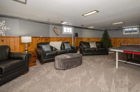 Walk to Village View Lake Placid Hot Tub, Fire Pit, Volleyball, Kids Playground