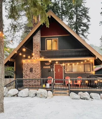 Fantastic three level home central to Stevens and downtown Leavenworth! HOT TUB*