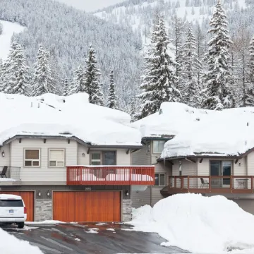 SKI IN/OUT, HOT TUB. 4 Bed 4.5 bath, 3 Kings, sleeps 20! 45 min to Glacier.