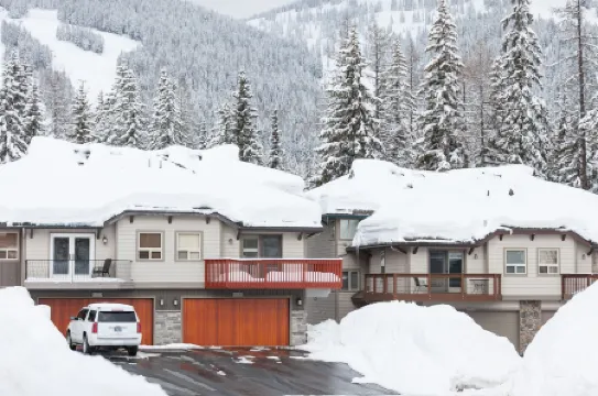 SKI IN/OUT, HOT TUB. 4 Bed 4.5 bath, 3 Kings, sleeps 20! 45 min to Glacier.