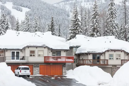 SKI IN/OUT, HOT TUB. 4 Bed 4.5 bath, 3 Kings, sleeps 20! 45 min to Glacier. Отели в г. Уайтфиш