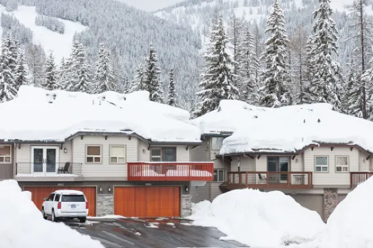 SKI IN/OUT, HOT TUB. 4 Bed 4.5 bath, 3 Kings, sleeps 20! 45 min to Glacier.