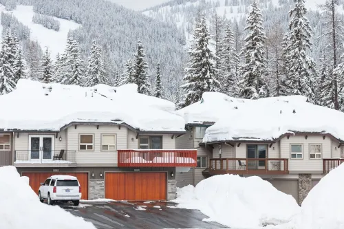 SKI IN/OUT, HOT TUB. 4 Bed 4.5 bath, 3 Kings, sleeps 20! 45 min to Glacier. 화이트피쉬 호텔