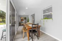 Calm Oasis Home, Pool, Walk to Restaurants Hotels in Rockledge