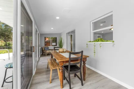 Calm Oasis Home, Pool, Walk to Restaurants