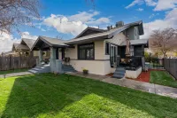Modern 2-bedroom house in Tower district Fresno with WiFi, AC Hotel in zona Warmerdam Field
