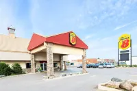 Super 8 by Wyndham Cambridge/Kitchener/Waterloo Area Отели рядом с достопримечательностью «Preston Memorial Auditorium»