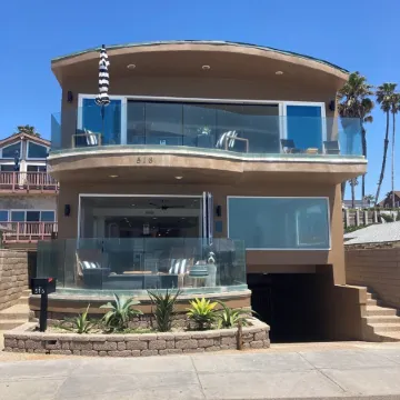 BEACH FRONT BOHO DREAM. Walk to Everything -Great for large Parties LOWER UNIT