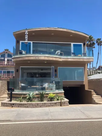 BEACH FRONT BOHO DREAM. Walk to Everything -Great for large Parties LOWER UNIT